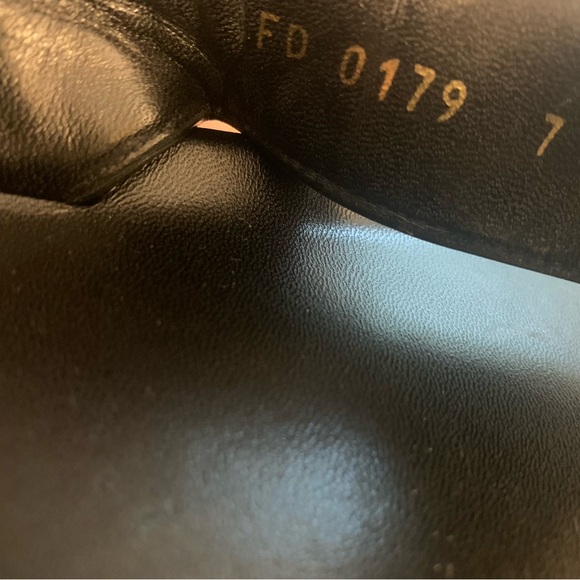 Louis Vuitton MIRABEAU THONG SANDALS - Picture 6 of 14